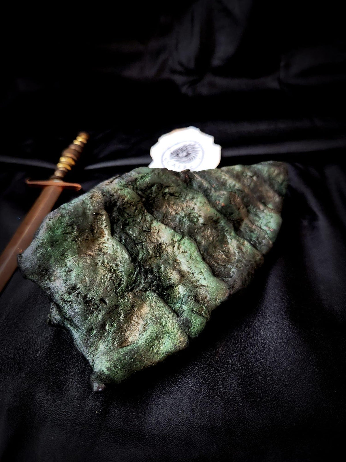 Écaille de dragon Vhagar artisanale sur fond sombre